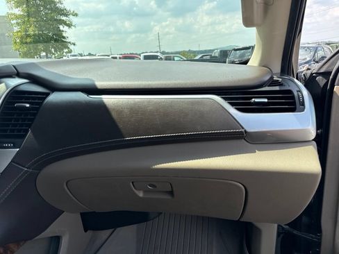 Used 2020 Chevrolet Suburban Premier RWD image 18