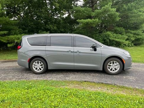 Used 2024 Chrysler Pacifica Touring-L FWD image 2