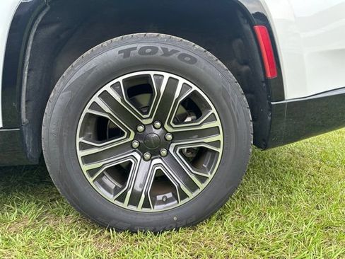 Used 2024 Jeep Wagoneer Series II w/ Flexible Seating Group RWD image 18