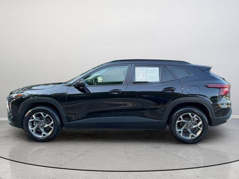 Used 2025 Chevrolet Trax LT FWD image 10