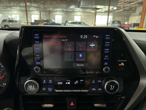 Used 2021 Toyota Highlander LE image 21