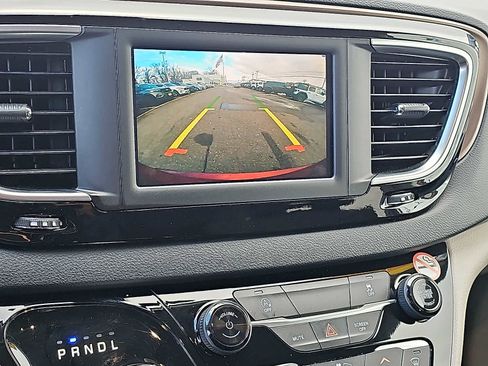 Used 2022 Chrysler Voyager LX image 20