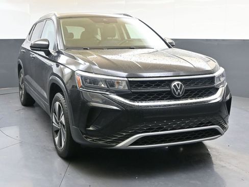 Certified 2024 Volkswagen Taos SE image 8