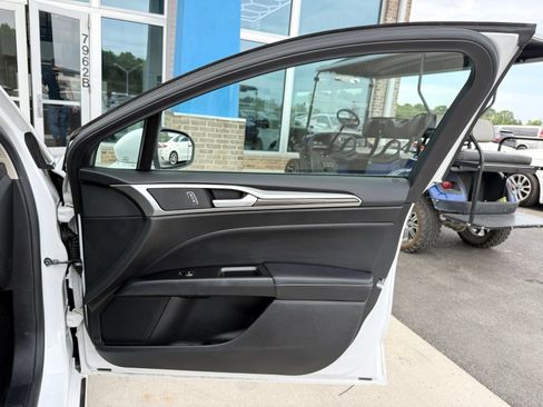 Used 2018 Ford Fusion SE w/ Equipment Group 602A FWD image 19