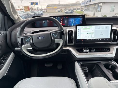 Used 2025 Ford Expedition Platinum image 10