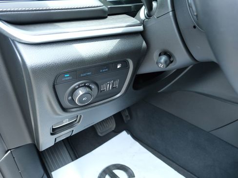 Used 2023 Jeep Grand Cherokee Overland w/ Advanced Protech Group III image 28