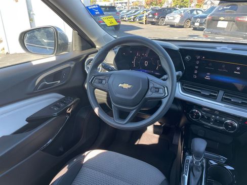 Used 2025 Chevrolet Trax LT image 33