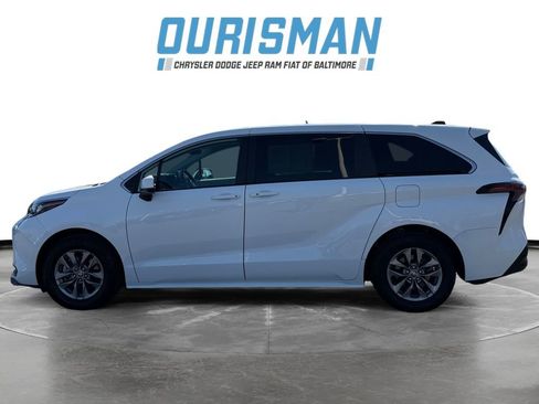 Used 2024 Toyota Sienna LE image 3