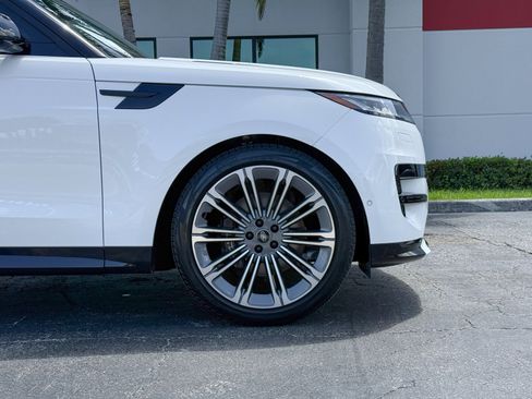 Used 2024 Land Rover Range Rover Sport Dynamic SE AWD/4WD image 3