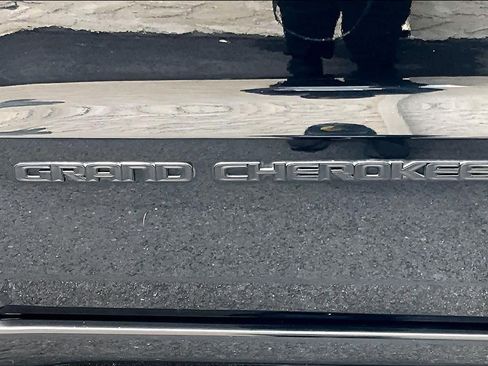 Used 2018 Jeep Grand Cherokee Altitude RWD image 10