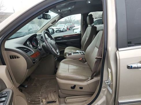 Used 2016 Chrysler Town & Country Touring w/ Driver Convenience Group image 17