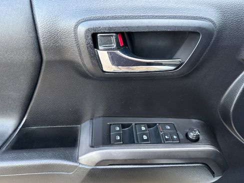 Used 2020 Toyota Tacoma TRD Off-Road image 10