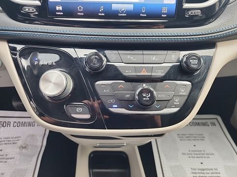 Used 2021 Chrysler Pacifica Touring-L FWD image 16