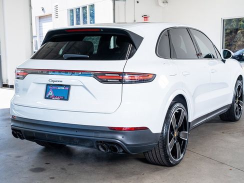 Used 2023 Porsche Cayenne Platinum Edition image 6