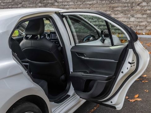 Used 2024 Toyota Camry SE image 18