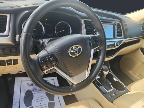 Used 2017 Toyota Highlander Limited w/ Carpet Mat Package image 12