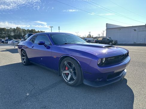 Used 2016 Dodge Challenger SRT w/ Technology Group image 3