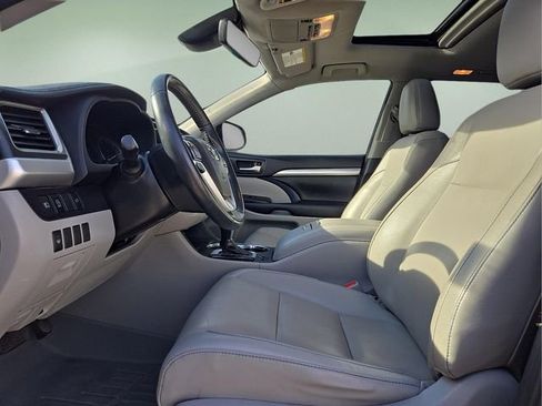 Used 2019 Toyota Highlander XLE image 21
