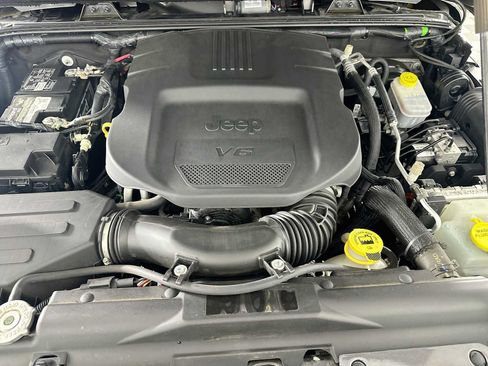 Used 2018 Jeep Wrangler Unlimited Sahara w/ Connectivity Group AWD/4WD image 25