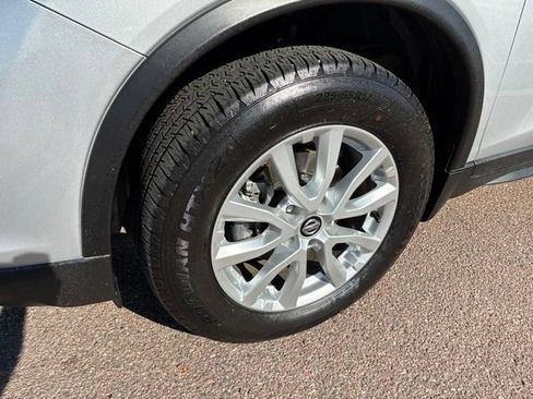 Used 2017 Nissan Rogue SV AWD/4WD image 4