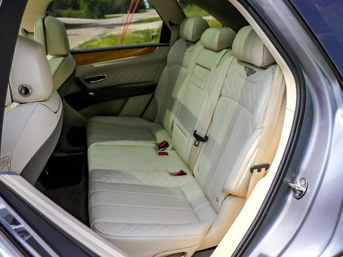 Used 2017 Bentley Bentayga W12 AWD image 28