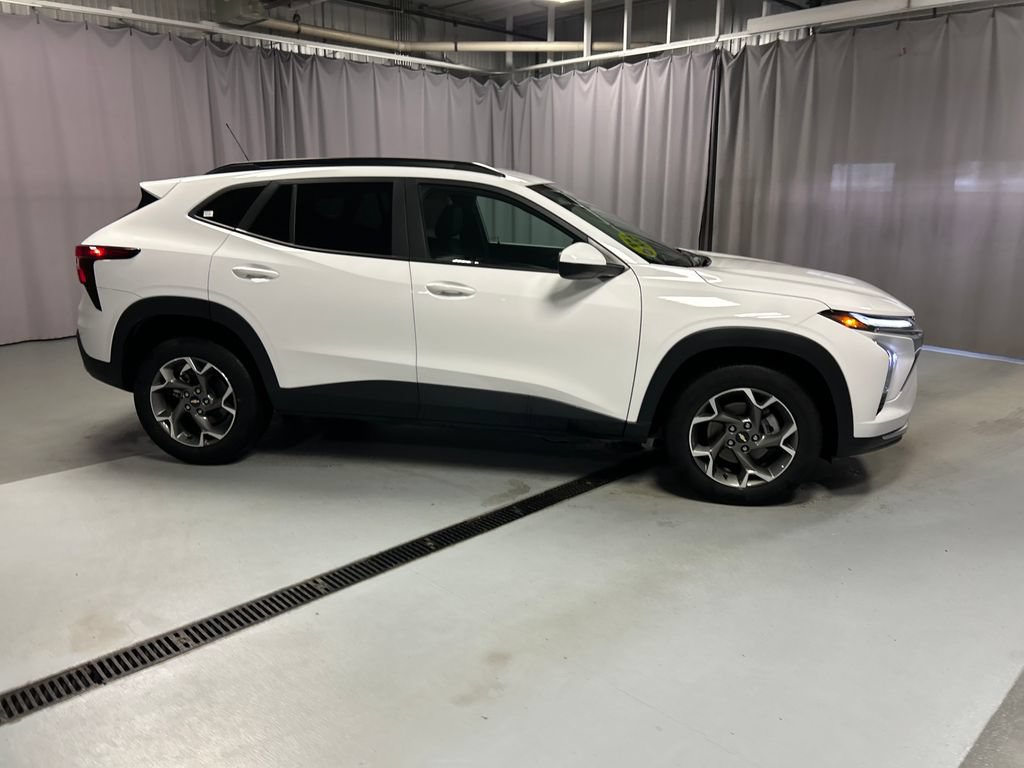 Used 2025 Chevrolet Trax LT FWD image 8