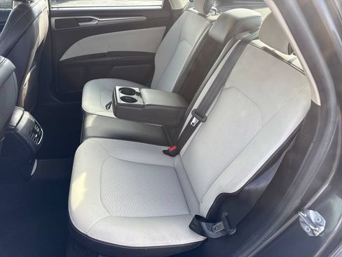 Used 2019 Ford Fusion SE w/ Equipment Group 151A FWD image 13