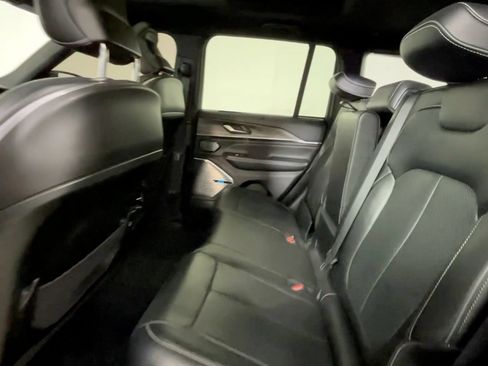 Used 2023 Jeep Grand Cherokee Overland w/ Luxury Tech Group IV AWD/4WD image 17