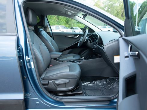 Used 2023 Kia Niro EX w/ EX Cold Weather Package FWD image 11