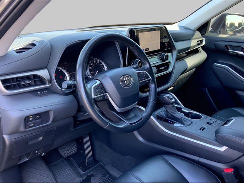 Used 2023 Toyota Highlander XLE FWD image 17