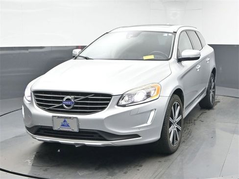 Used 2017 Volvo XC60 T6 Inscription w/ Climate Package image 3
