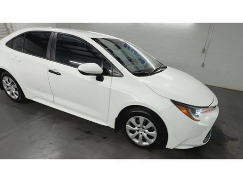 Used 2022 Toyota Corolla LE FWD image 2