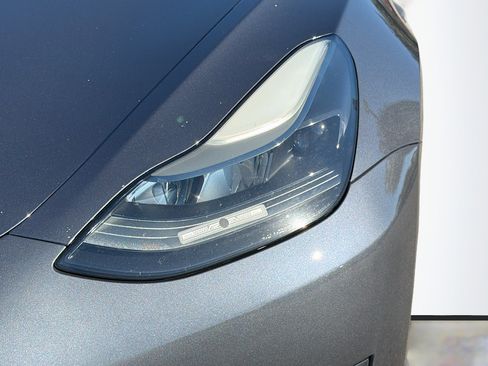 Used 2023 Tesla Model 3 Standard Range image 9