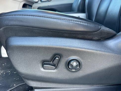 Used 2023 Chrysler Pacifica Touring-L FWD image 13
