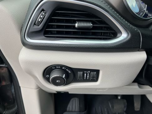 Used 2018 Chrysler Pacifica Limited w/ Tire & Wheel Group FWD image 13