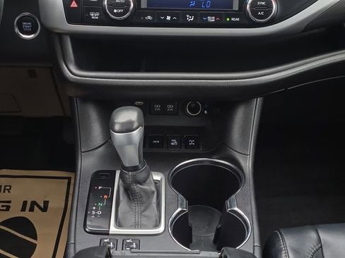 Certified 2017 Toyota Highlander SE w/ Carpet Mat Package AWD/4WD image 20