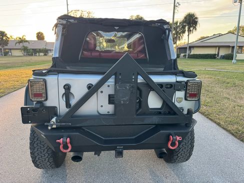 Used 2013 Jeep Wrangler Unlimited Rubicon image 6