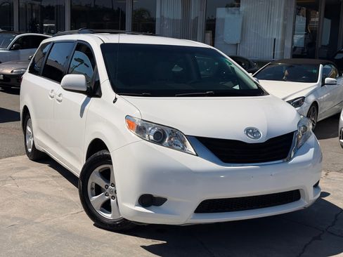 Used 2014 Toyota Sienna LE image 2