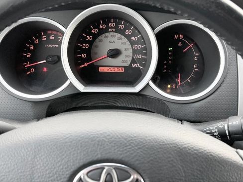 Used 2005 Toyota Tacoma V6 4dr Double Cab 4WD SB image 10