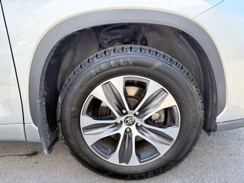 Used 2022 Toyota Highlander XLE AWD/4WD image 10