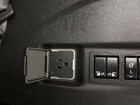 Used 2024 GMC Yukon SLT w/ SLT Luxury Package image 73