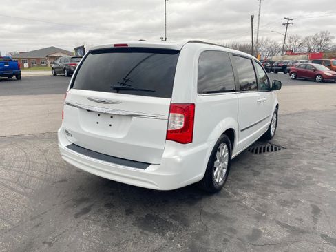 Used 2014 Chrysler Town & Country Touring image 5