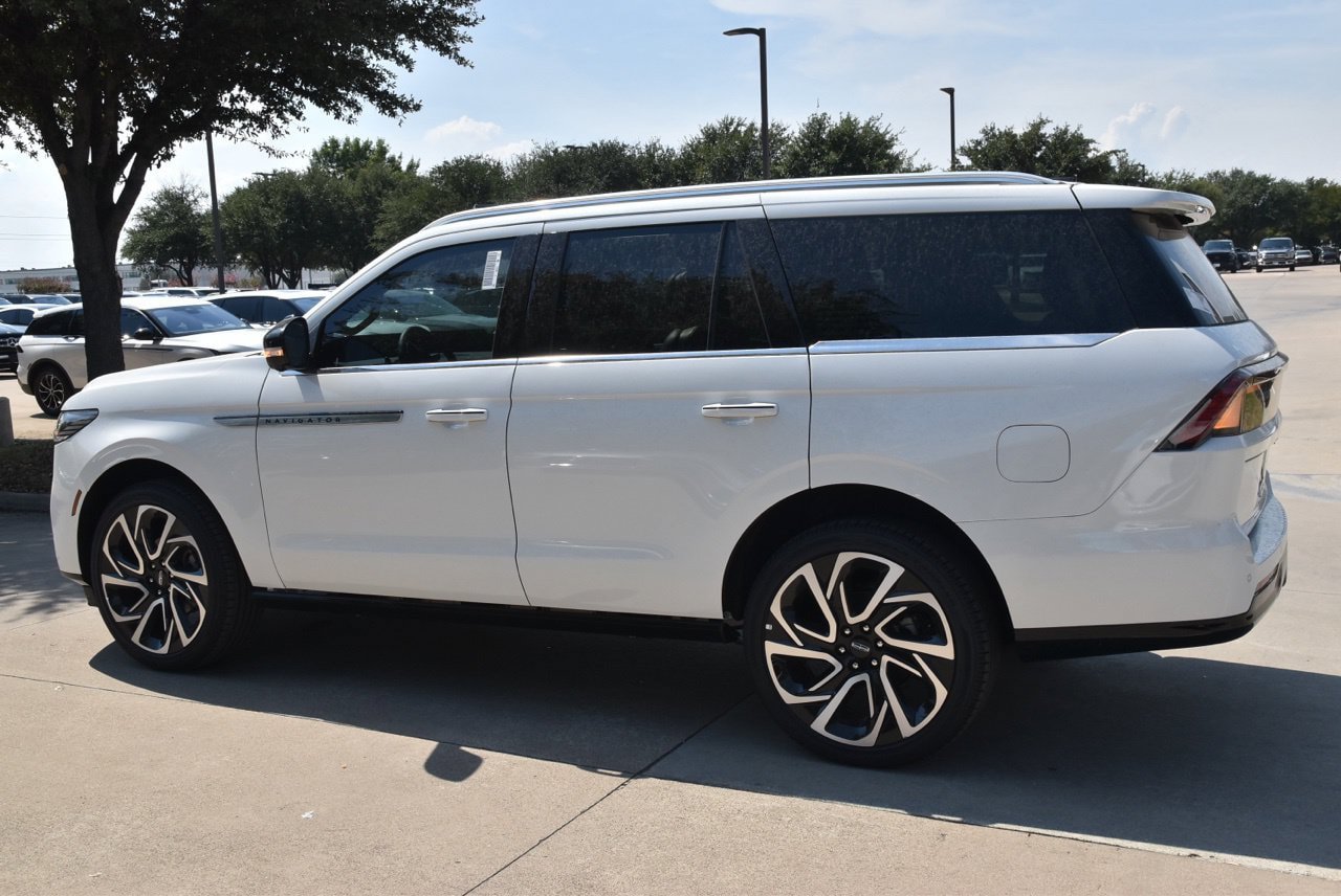 New 2027 Lincoln Navigator Reserve AWD/4WD image 10