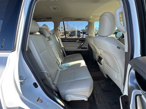 Used 2019 Lexus GX 460 image 25