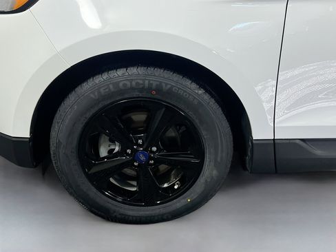 Used 2020 Ford Edge SE image 13