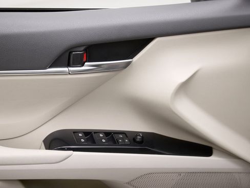 Used 2018 Toyota Camry LE image 11