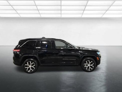 Used 2023 Jeep Grand Cherokee Limited image 3