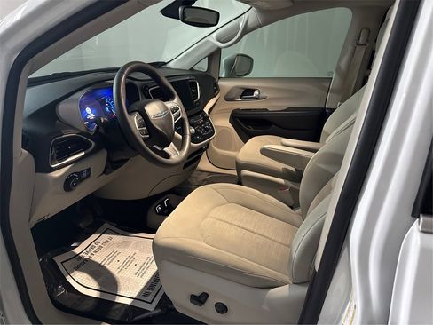 Used 2018 Chrysler Pacifica Touring Plus image 9