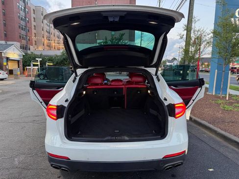 Used 2018 Maserati Levante image 13