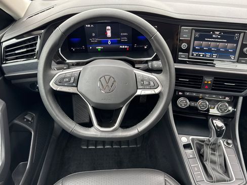 Used 2022 Volkswagen Jetta SE image 14